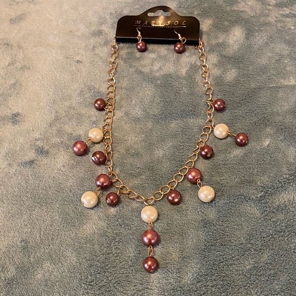 Beautiful Necklace with matching earrings - Picture 3 of 5